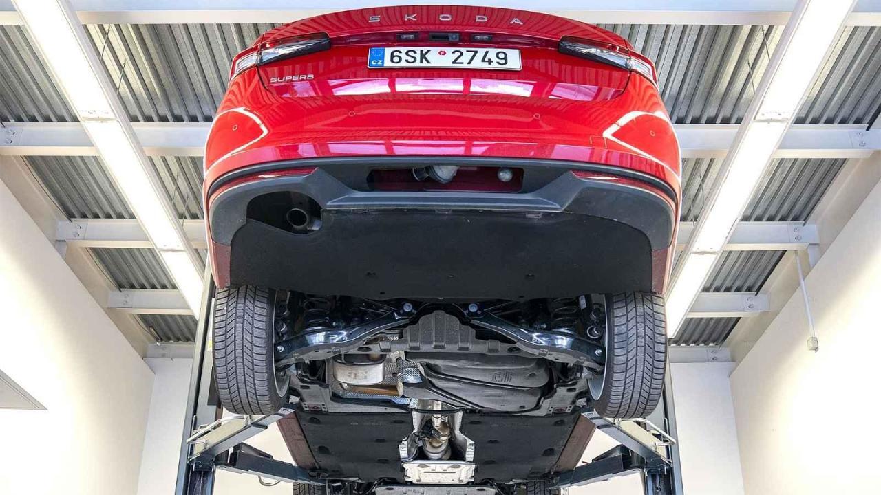 Kontrola podvozku vozu, v tomto případě zcela bez koroze