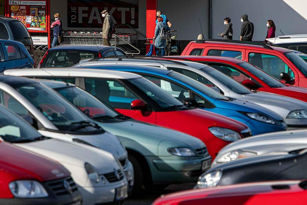 Krátká jízda třeba jen do blízkého supermarketu škodí motoru auta. Ilustrační foto.