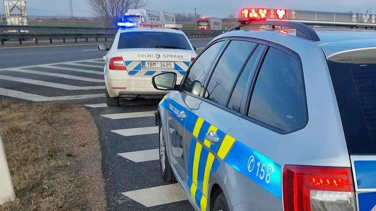 Při kontrole mohou celníci či policisté vymáhat pokuty, které řidič v minulosti nezaplatil. Pokud dluh neutratí, přijde o auto.