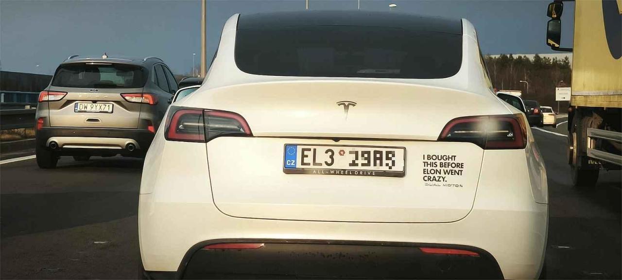 I na českých silnicích se objevují vozy Tesla, jejíž majitelé nesouhlasí se současnými kroky Elona Muska.