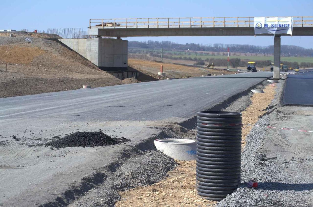 První asfalt na dálnici D35 kolem Vysokého Mýta. Březen 2025