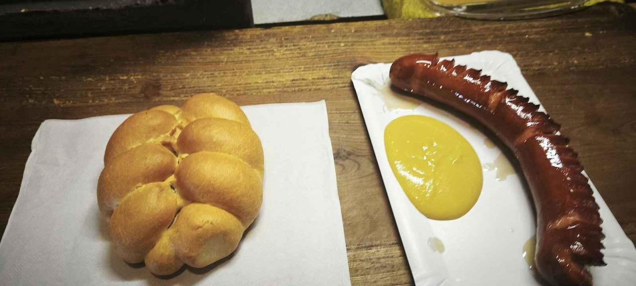 Na Cukrák jezdí milovníci retra za klobásou na papírovém tácku.