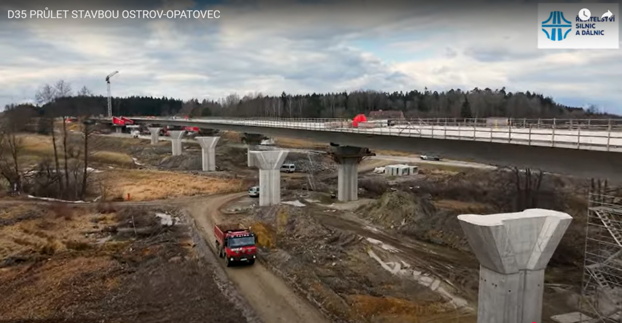 Přelet nad dálnicí D35 mezi Ostrovem a Opatovcem, konec března 2025