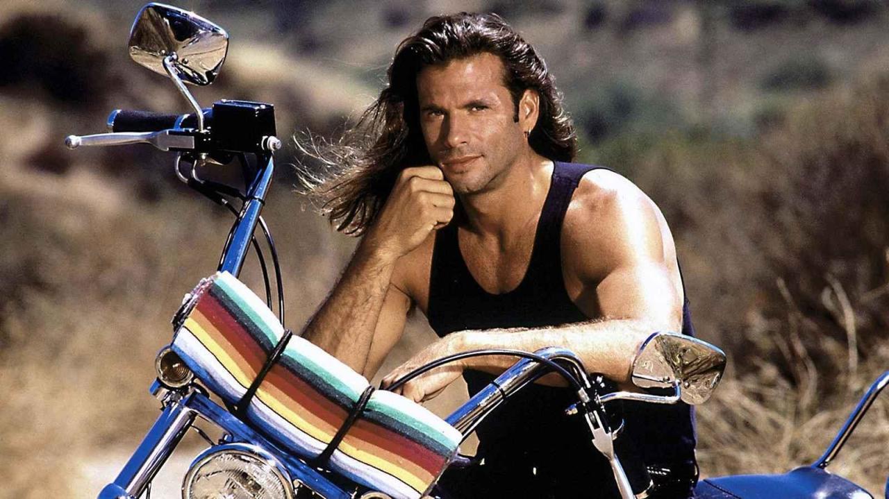 Herec Lorenzo Lamas s motocyklem Harley Davidson Springer Softail, jako Reno Raines, hlavní protagonista seriálu Odpadlík.