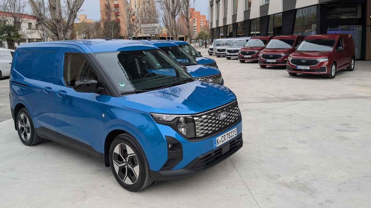 Fordy Transit Courier a Connect připravené k testovacím jízdám.