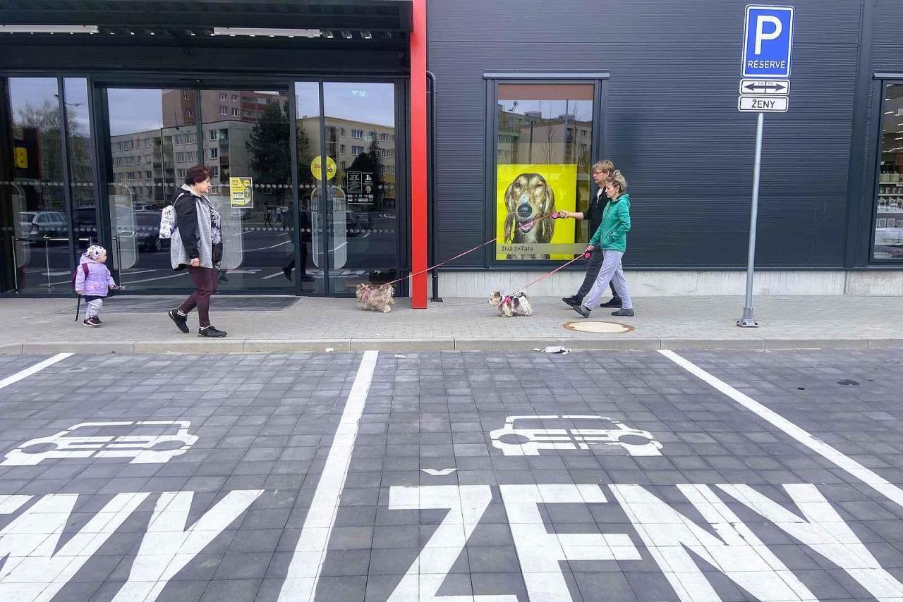 Vyhrazená parkovací místa pro ženy, X Park Šenov, duben 2025