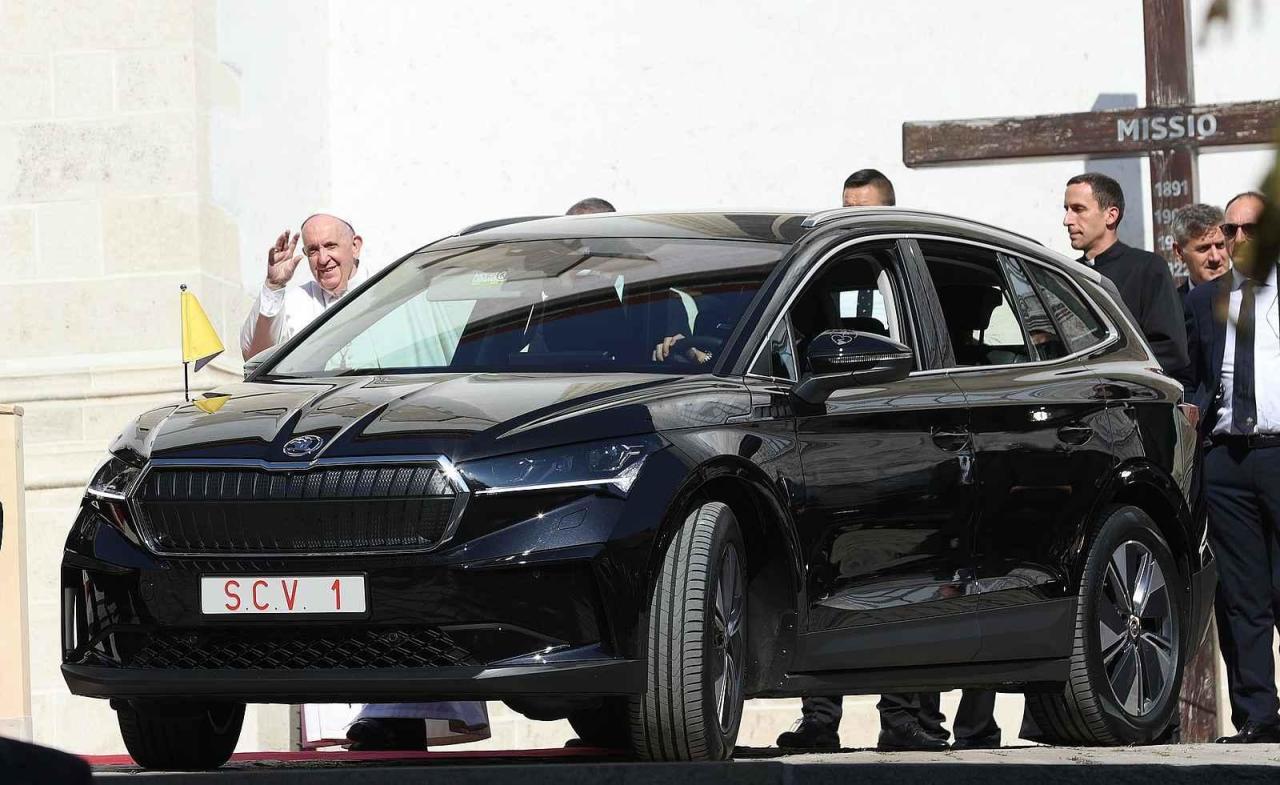 Papež František se projel i českými vozy Škoda Auto.