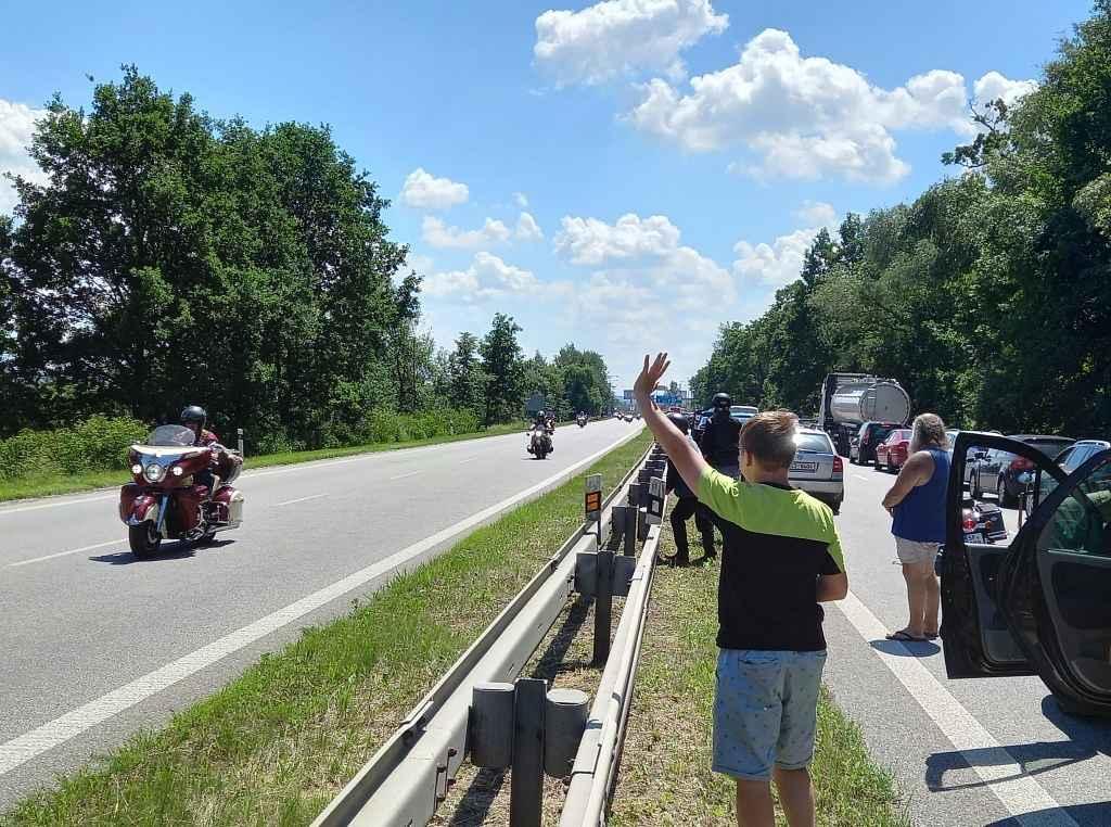 Motorkáři se vrátili po zimě na silnice.