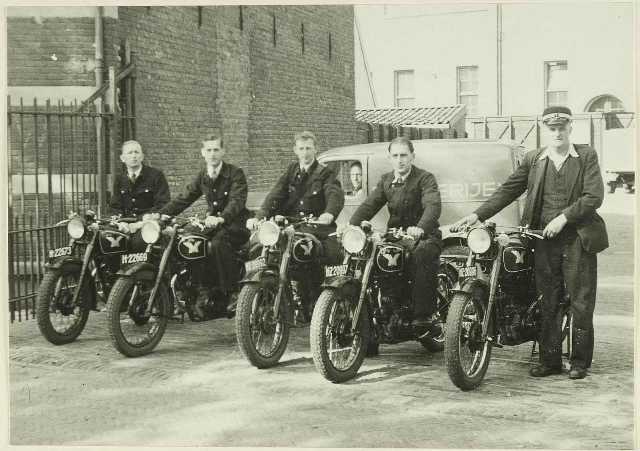 Holandský poštovní sbor vybavený motocykly Matchless.