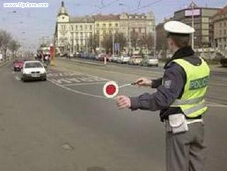 Test na alkohol čeká řidiče většinou jen tehdy, pokud je kontrolují dopravní policisté. Ti jsou na první pohled k rozeznání podle bílých čepic.