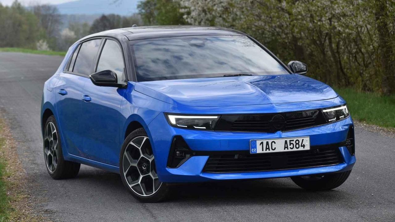 Opel Astra je dobře připraven pro dlouhé přesuny i na horších vozovkách.