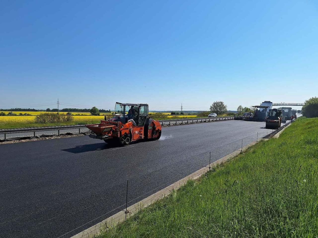 Doprava je nyní u Unhoště vedena v režimu 2+1 jízdní pruh. Ve směru na Prahu jsou řidičům k dispozici dva jízdní pruhy, ve směru na Karlovy Vary jeden.