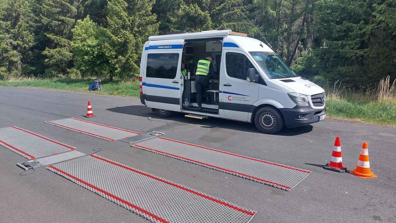 Kontrolní vážení dodávek na silnici I/6 Praha - Karlovy Vary u Bochova. Inspektoři Centra služeb pro silniční dopravu tu za dopoledne odhalili celkem tři přetížené dodávky.