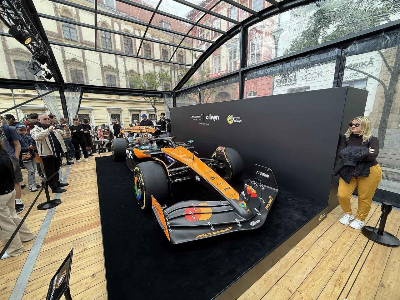 Vůz stáje McLaren obdivují fanoušci Formule 1 na brněnském Zelném trhu od soboty. Podívat se na něj mohou do úterý 27. května.