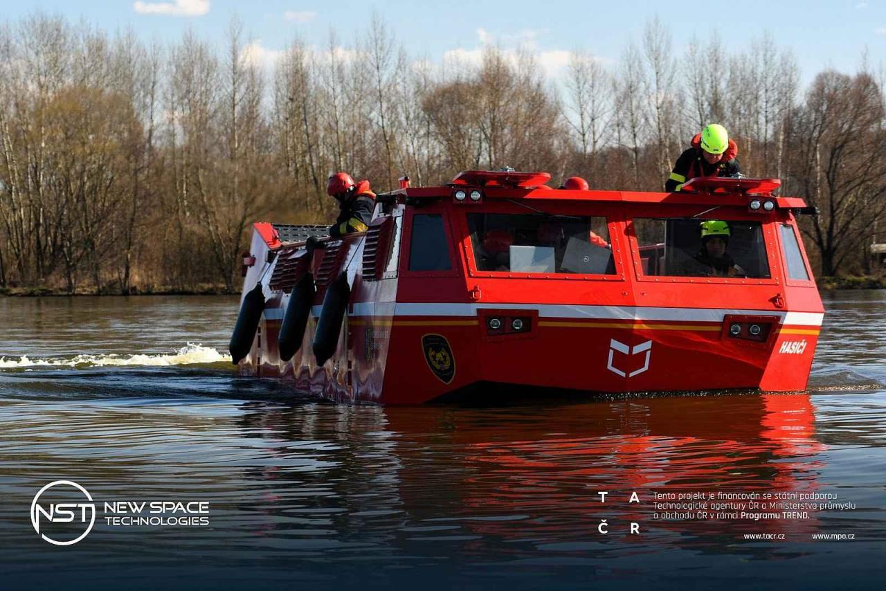 Obojživelné vozidlo Kalan při zkouškách na vodě.