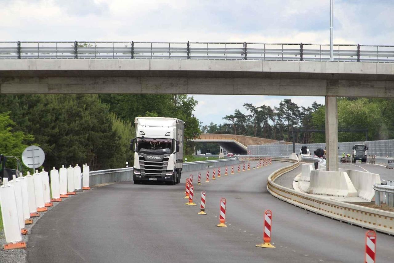 Dokončování dálničního úseku D55 u Bzence v závěru května 2025.