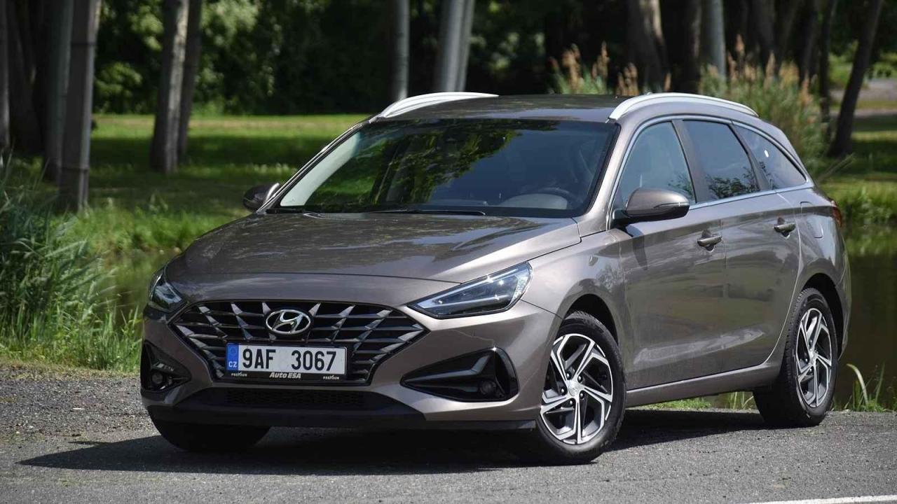 Tříletý exemplář Hyundai i30 kombi může novému majiteli dobře sloužit ještě dlouhou dobu.