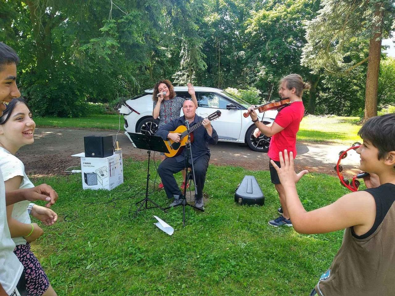 Kia posloužila jako generátor pro koncert v Dětském domově v Broumově.