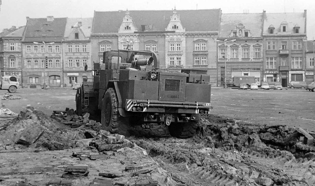 Dozer DOK, který se podílel na likvidaci Prvního náměstí ve starém Mostě v říjnu roku 1977.