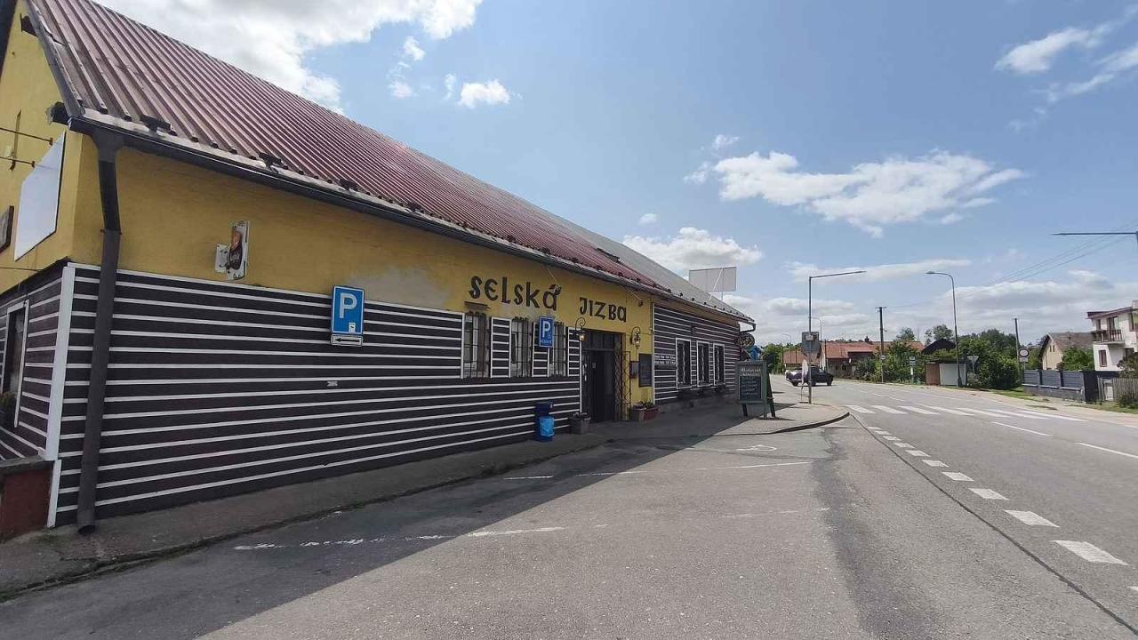 Jen pár minut od ruchu dálnice D11 leží místo, kde se čas zastavil. Motorest Selská jizba v Obědovicích je nejen oázou poctivé české kuchyně, ale i křižovatkou vzpomínek a vůní, které nevyprchaly ani po dekádách.