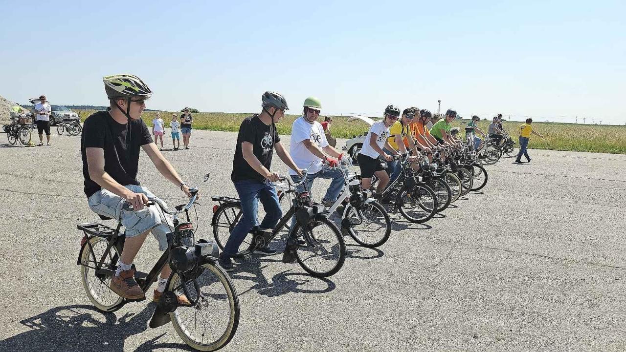 Fotka článku - Na setkání motokol padl český rekord. Tolik kol Solex se ještě nesešlo