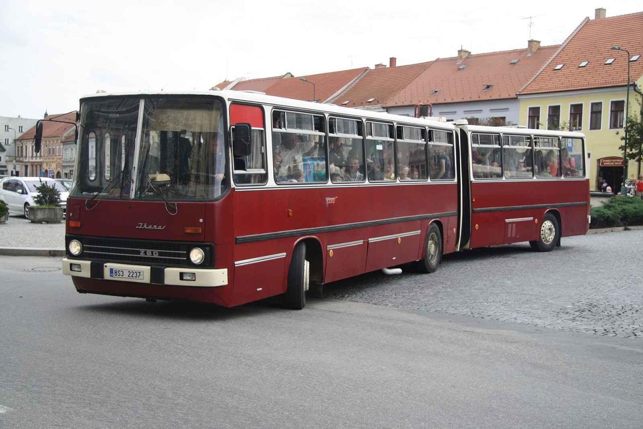Maďarský kloubový autobus Ikarus 280 vyfotografovaný v Třebíči.