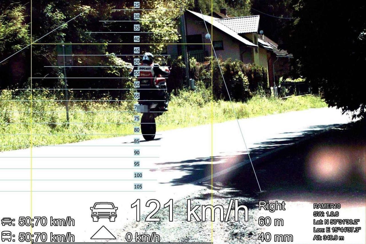 Kaskadér na silnici: motorkář u Chotěvic překročil rychlost a předváděl se