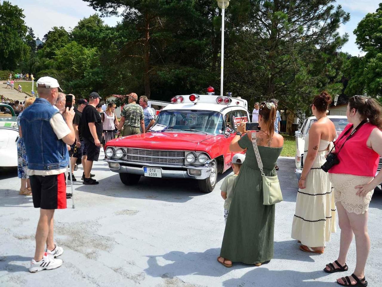 Fotka článku - Automobilové klenoty se blýskly pod kolonádou, nejvíce zaujala americká sanitka