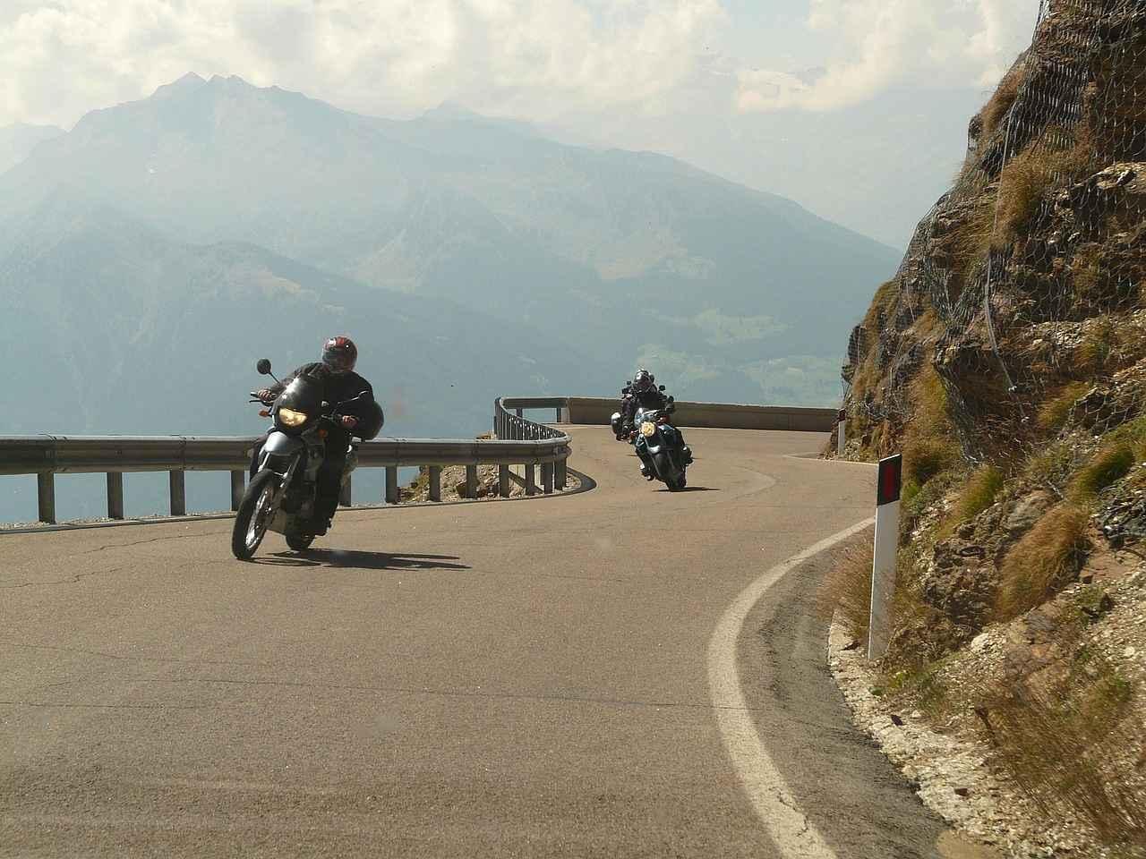 Horské oblasti Franci či Španělska jsou oblíbeným cílem motorkářů, právě v těchto zemích však narazíte na specifická pravidla.