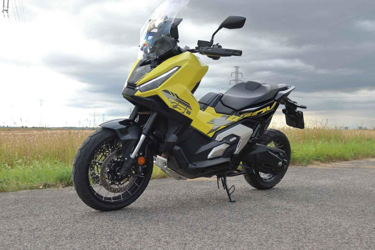 S kombinací skútru a endura přišla Honda už téměř před deseti lety a odvaha se jí vyplatila - o X-ADV je velký zájem.