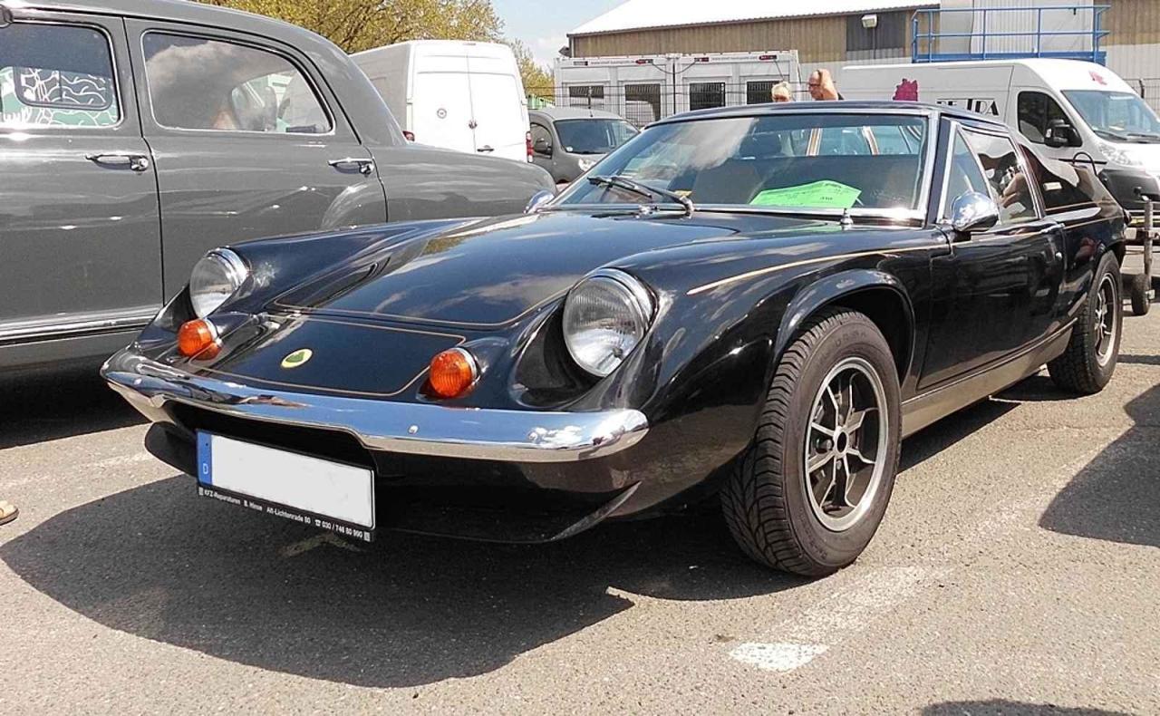 Lotus Europa, sportovní vůz britské automobilky, vznikl přesně podle filozofie šéfa značky Colina Chapmana. Vyráběl se v letech 1966 až 1975.