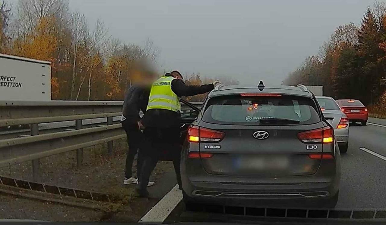 Policisté pomáhali nastávající mamince v koloně na dálnici u Rokycan