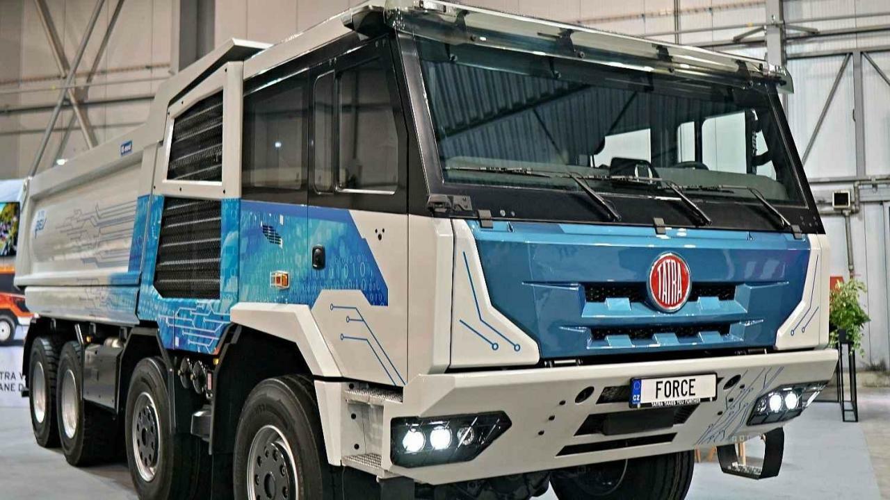 Plně elektrická Tatra měla premiéru v Praze.