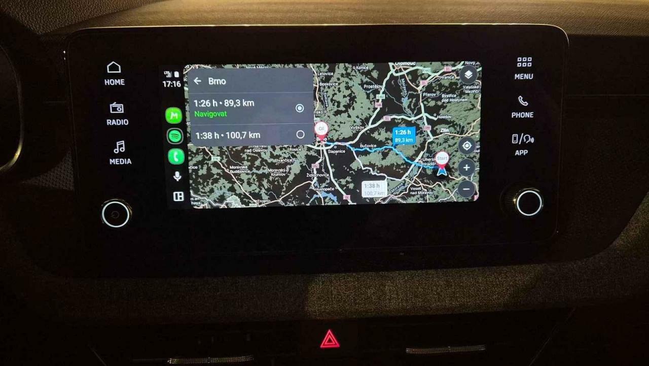 Mobilní navigace Mapy v Android Auto. Ilustrační snímek