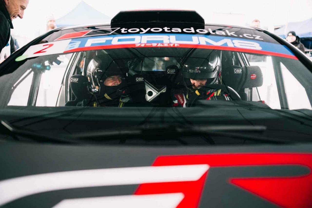 Pilot Filip Mareš svezl prezidenta Petra Pavla v rallyeovém speciálu. Pak si role vyměnili