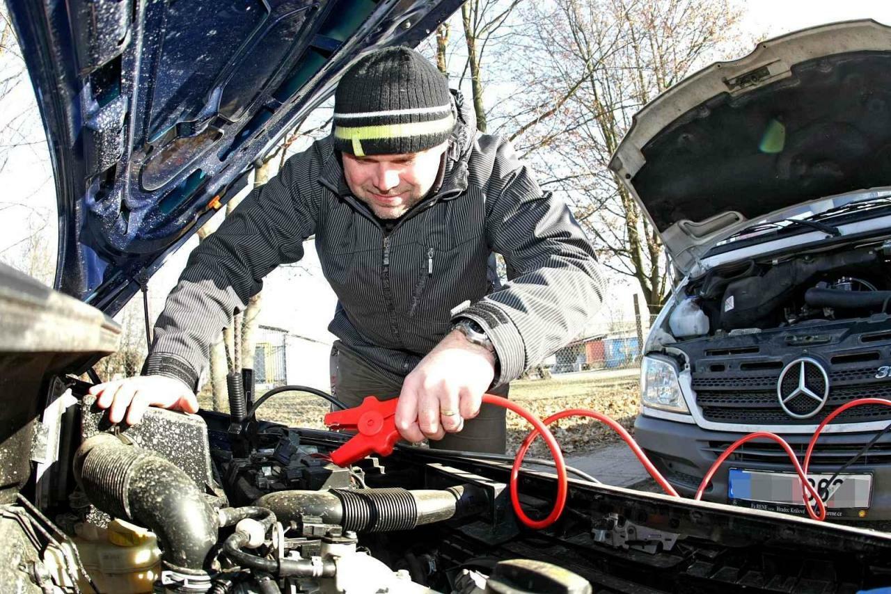 Startovací kabely jsou v zimě skvělým pomocníkem.