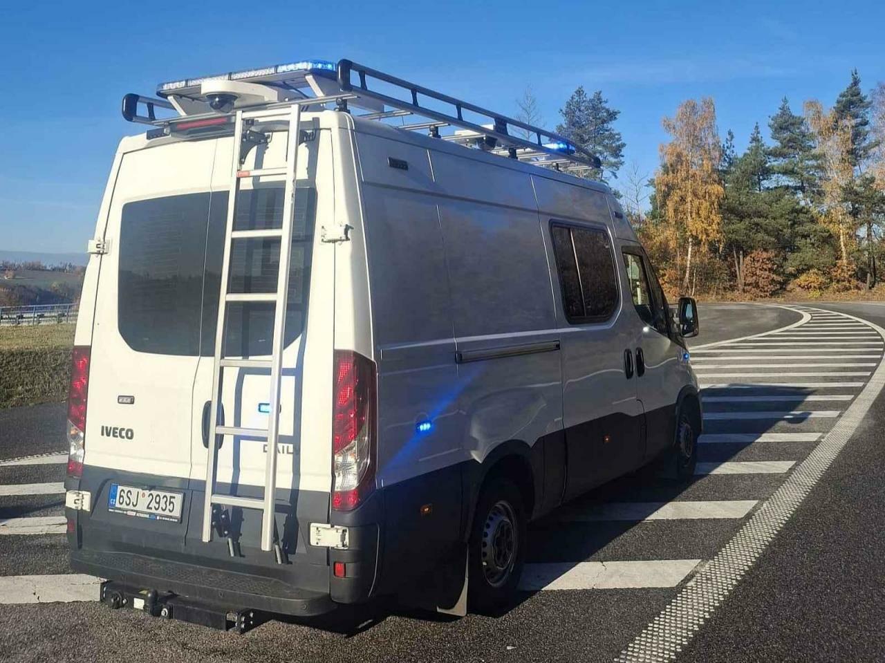 Speciální policejní auto v akci na vysočinské dálnici D1.