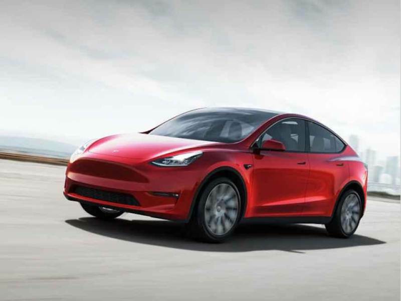 Fotka článku - Řidič usnul a Tesla jela dál. Autopilot pak naboural přímo do policistů