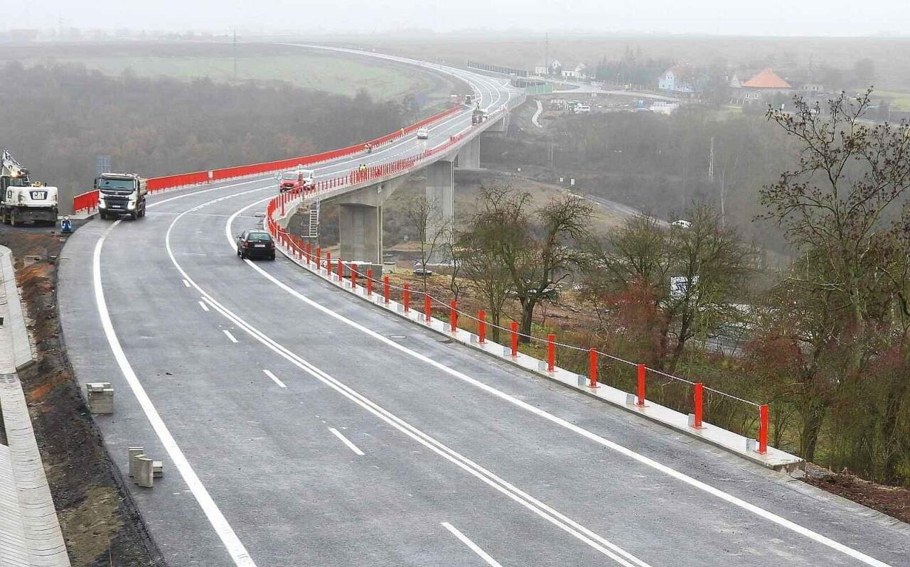 Fotka článku - Obchvat otevírá cestu mezi Mostem a Žatcem. Součástí je impozantní most