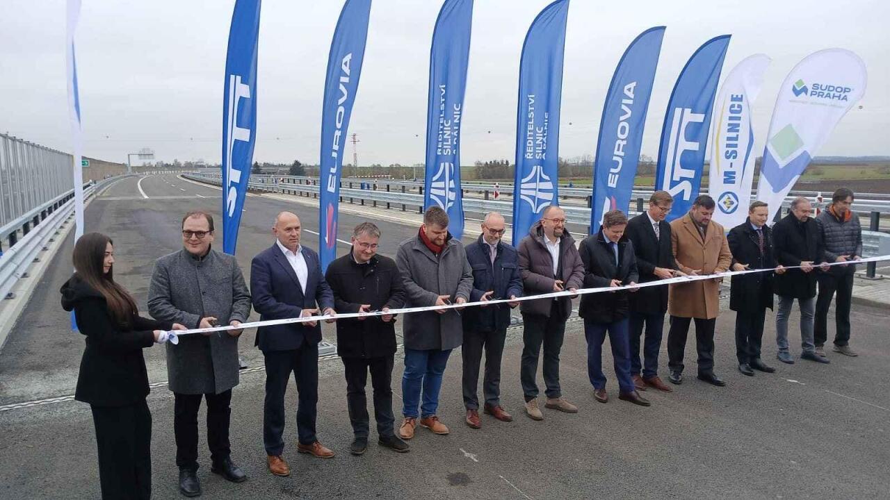 V úterý 16. prosince se otevřel dálniční úsek D35 Hořice - Sadová. Slavnostní přestřižení pásky.