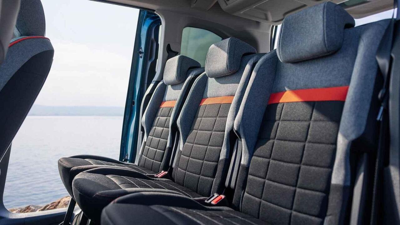 Osobní dodávky nabízejí také velkorysý prostor ve druhé řadě a třeba možnost umístění tří dětských autosedaček.