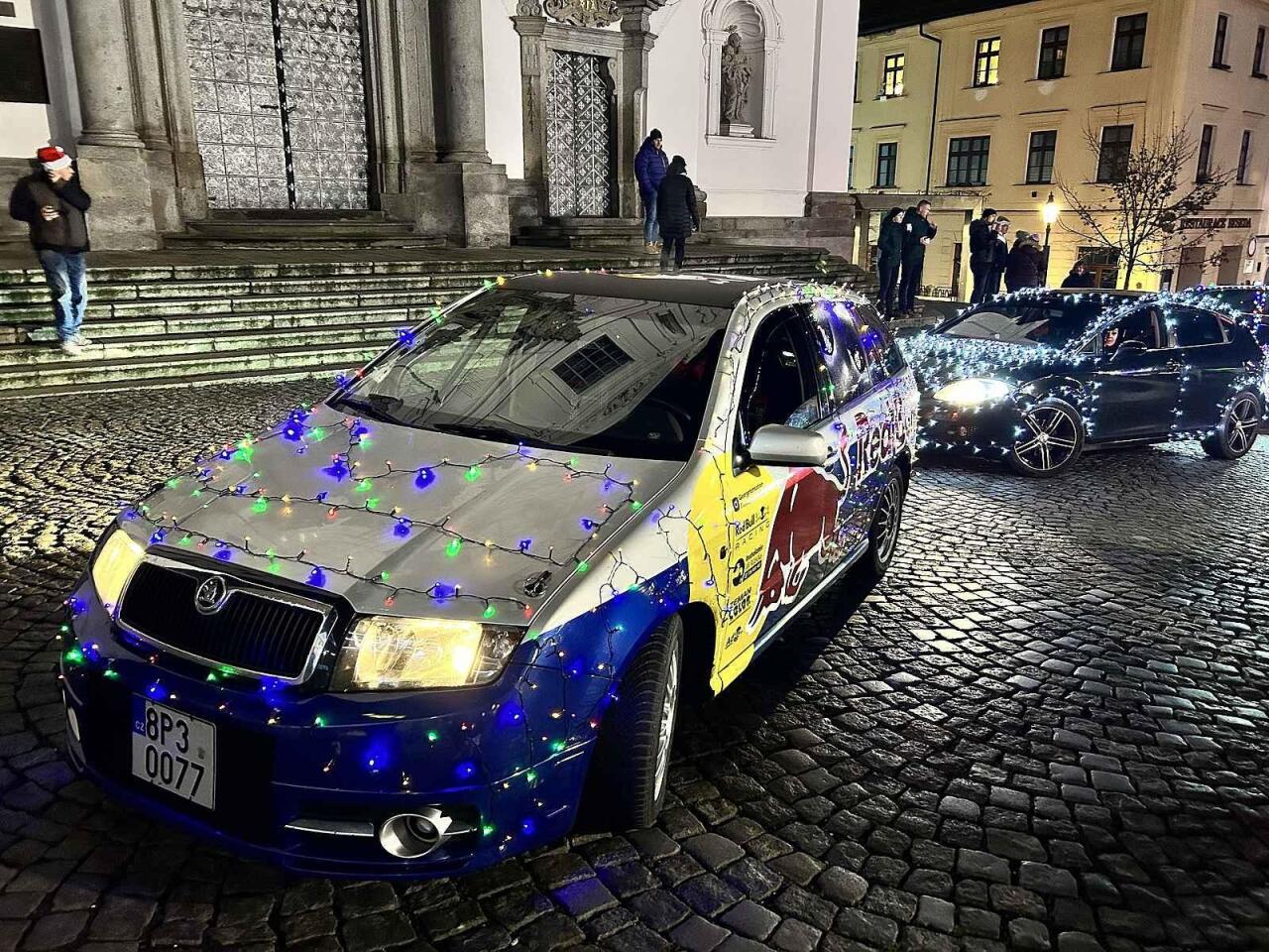 Fotka článku - Světla, koně pod kapotou a dobré srdce. Klatovskem projela vánoční spanilá jízda