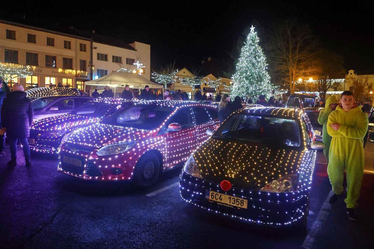 Fotka článku - Vánočně vyzdobená auta projela jižním Plzeňskem. Tisíce světel pomáhají Gábině