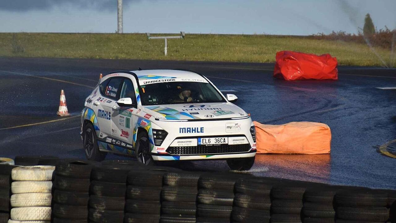 Fotka článku - Pozor na silnou rekuperaci... Absolvovali jsme školu smyku s elektromobilem