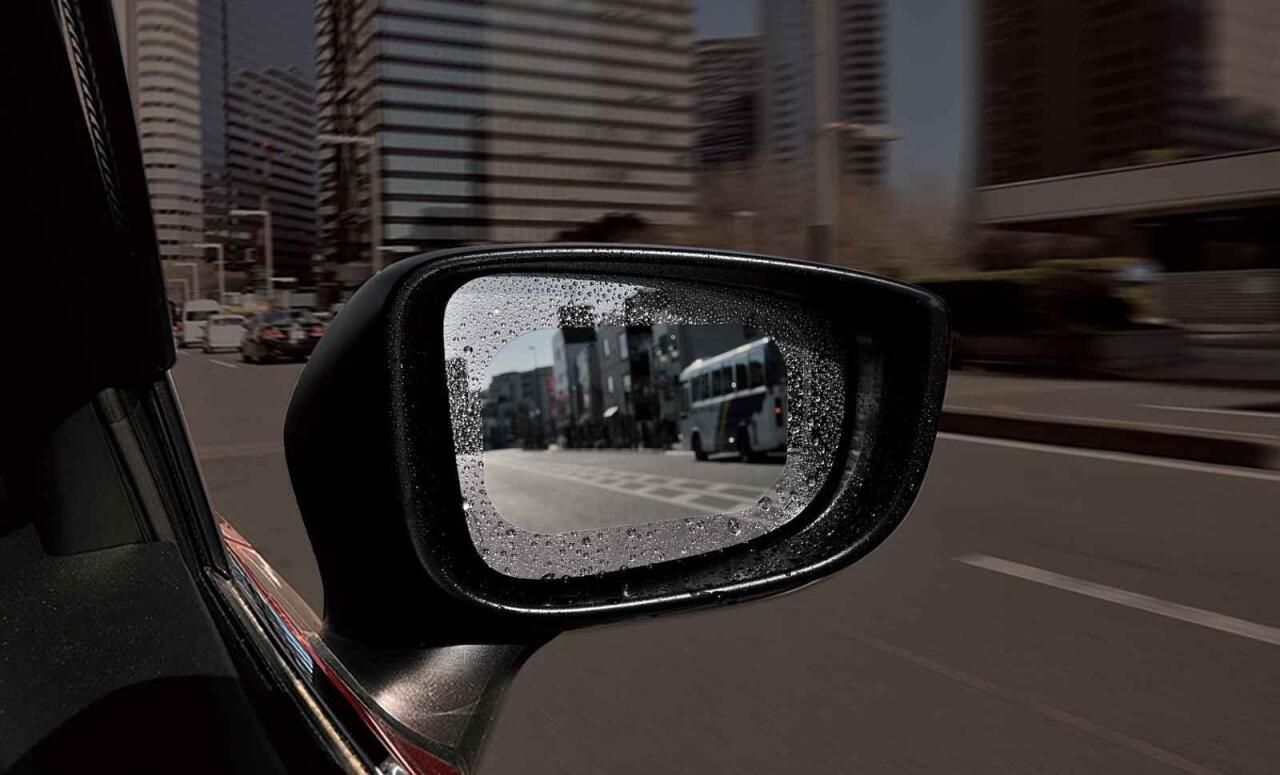 Fotka článku - Konec kapek na zrcátkách auta? Nová fólie slibuje lepší výhled při jízdě v dešti