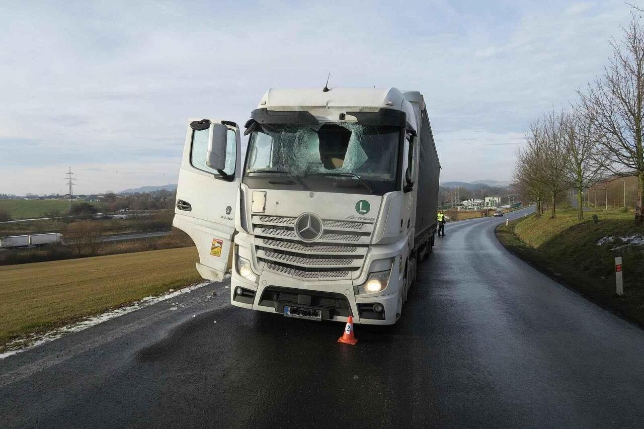 Z kamionu odlítl kus ledu a rozbil protijedoucímu vozu čelní sklo.