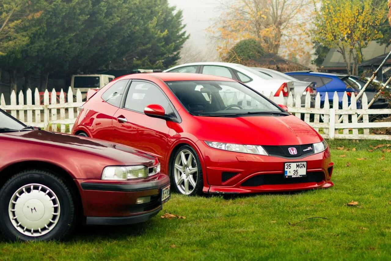 Fotka článku - Parkovala na trávě před svým domem. Teď má platit pokutu vyšší než je roční plat