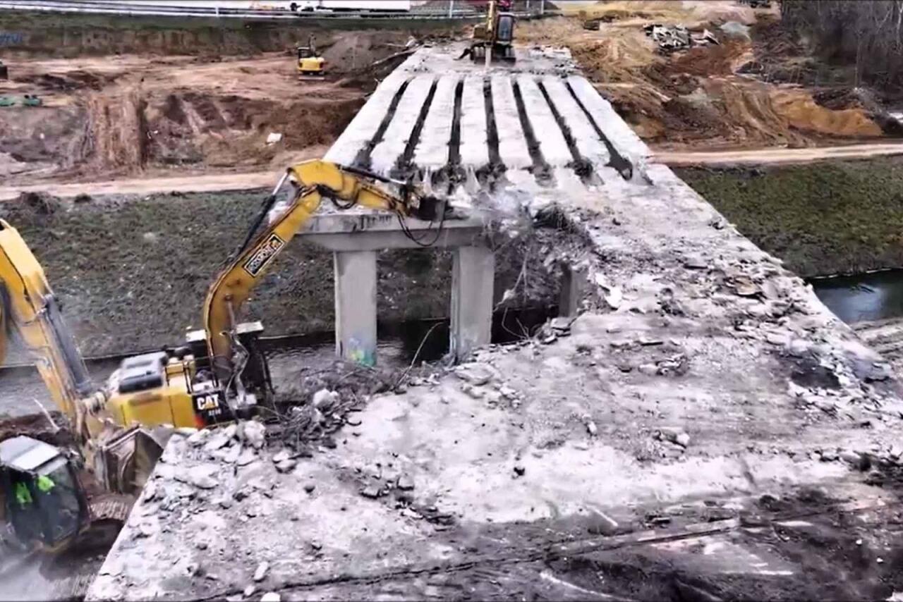 Fotka článku - Dopravní peklo v Brně pokračuje. Bourání mostů na D1 a D2 přinese uzavírku