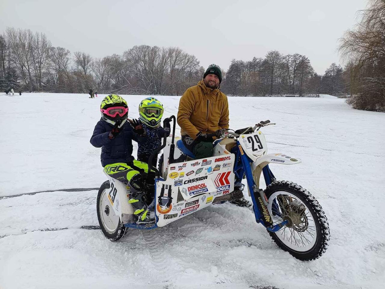 Fotka článku - Motorky na ledě: Zamrzlý rybník v Obořišti hostil adrenalinovou akci Icekot