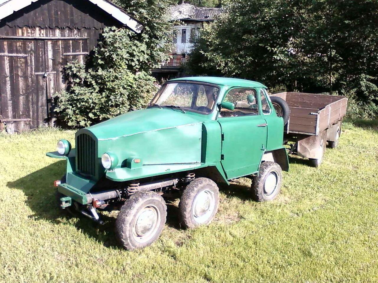 Fotka článku - Unikátní šestikolka z Trabantu a Oktávky tahá dřevo. Má dvě řiditelné nápravy